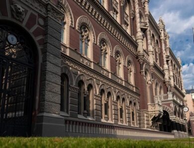 НБУ почав підвищувати офіційні курси долара і євро