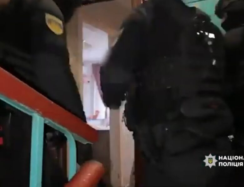 Поліцейські викрили мешканку Черкас, яка використовувала малолітніх дочок для створення порнографії