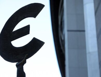 Офіційний курс євро відступив від рекорду, долар росте