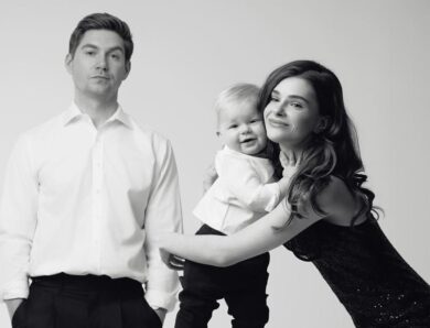 Остапчук із дружиною та сином покидає Україну