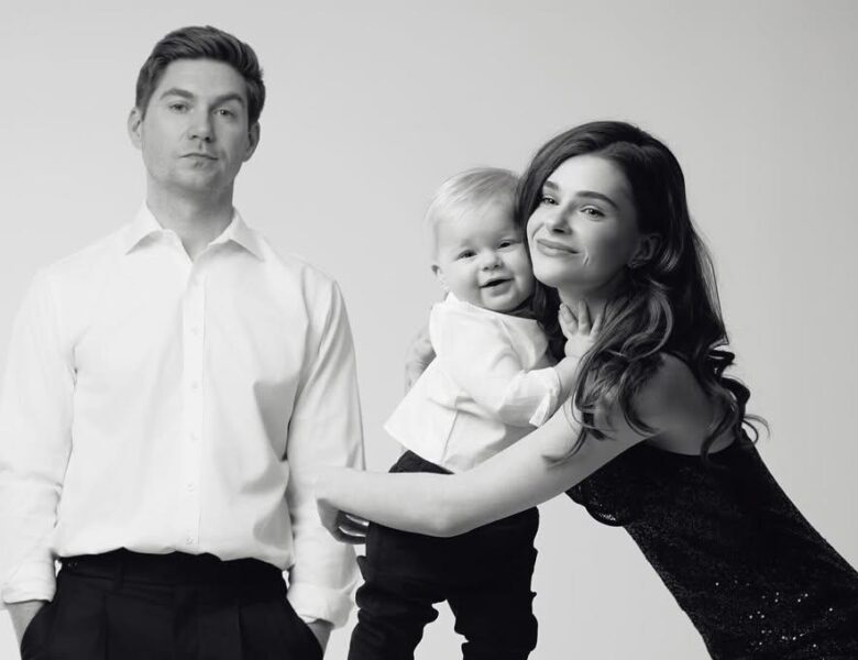 Остапчук із дружиною та сином покидає Україну