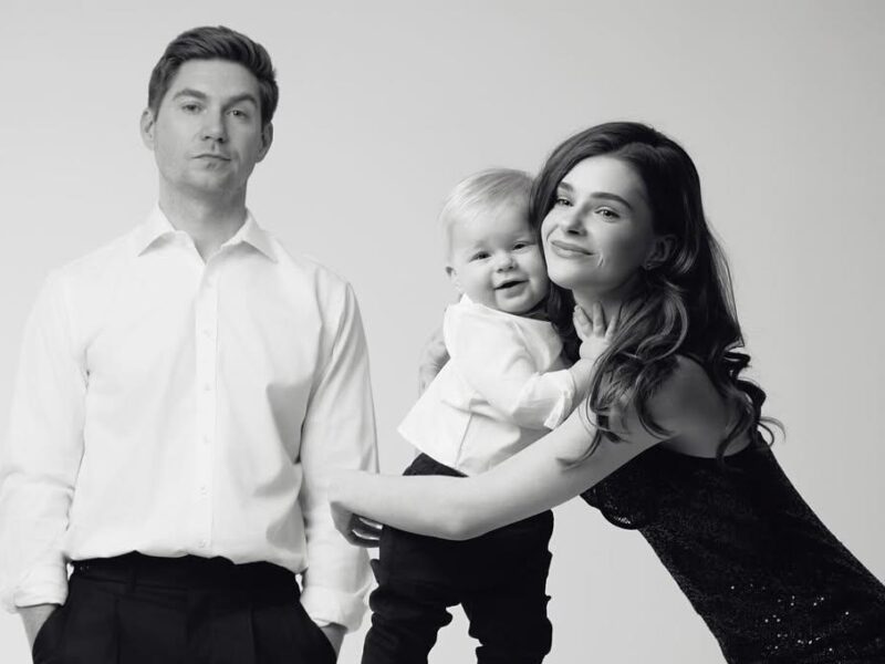 Остапчук із дружиною та сином покидає Україну