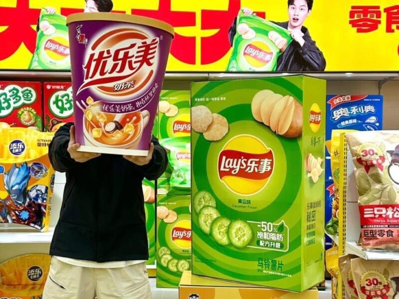 Пачка чипсів розміром з людину: з’явився магазин із гігантськими товарами