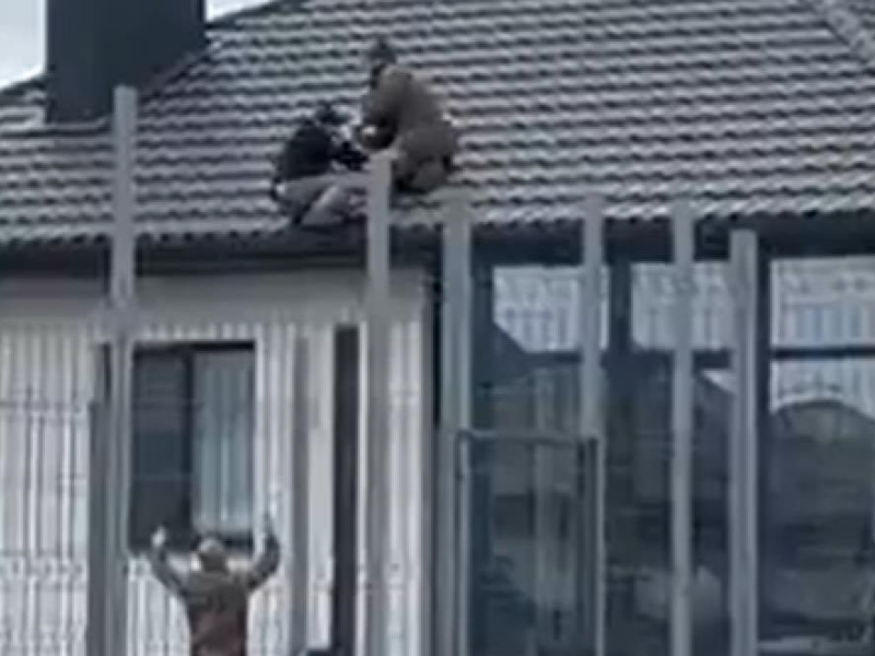 Під Луцьком військовий ТЦК скинув чоловіка з даху