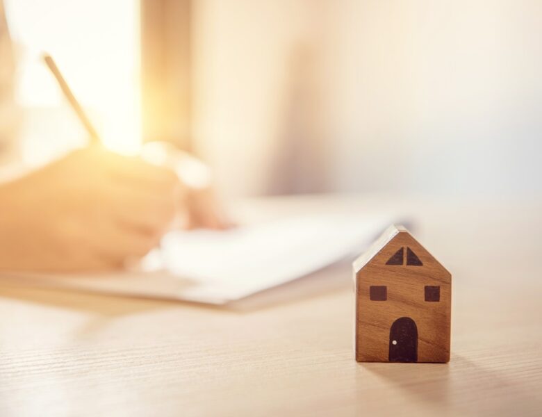 Понад 64 тисяч держслужбовців декларують “бездомність” – ЗМІ