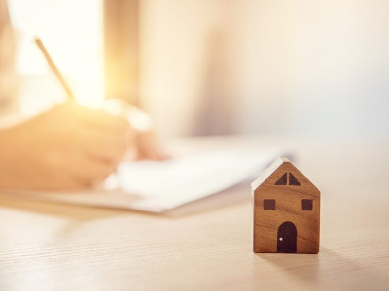 Понад 64 тисяч держслужбовців декларують “бездомність” – ЗМІ