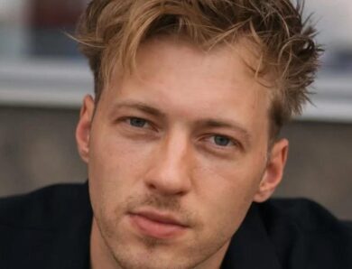 Популярний актор вперше засвітив нову обраницю