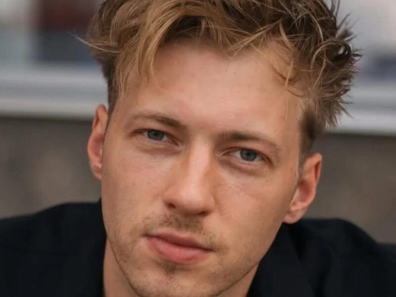 Популярний актор вперше засвітив нову обраницю