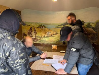 Посадовця Укрзалізниці викрили на $100 тис. хабаря