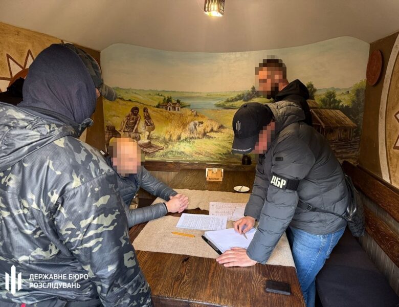 Посадовця УЗ взяли під варту за хабар у $100 тисяч