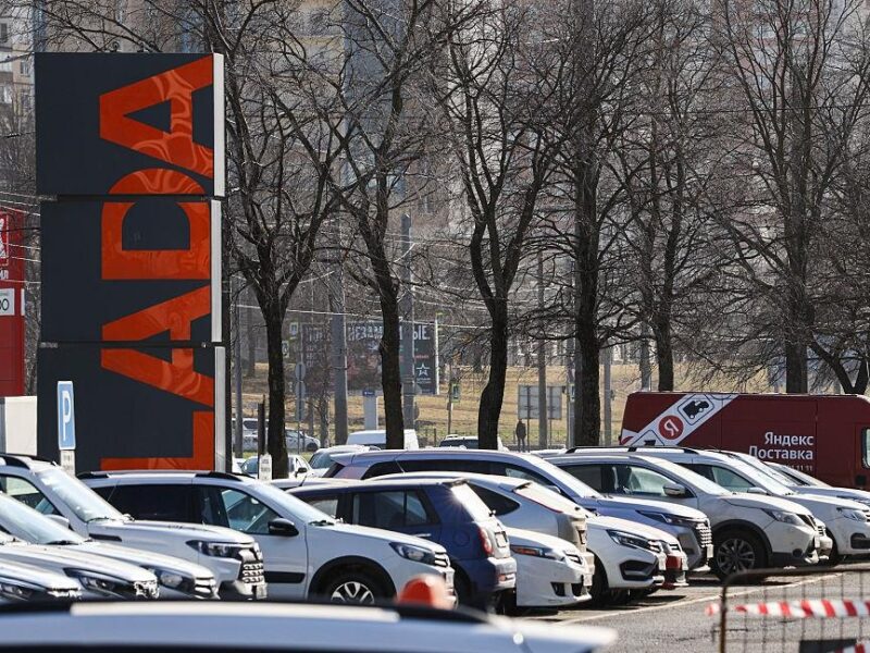 Продажі Lada падають: АвтоВАЗ планує призупинити виробництво