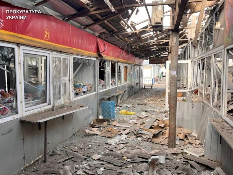 РФ атакувала ринок у Нікополі: п’ятеро загиблих та понад 20 поранених