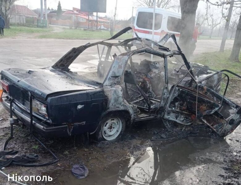 РФ вдарила дроном по авто у Нікополі, троє поранених