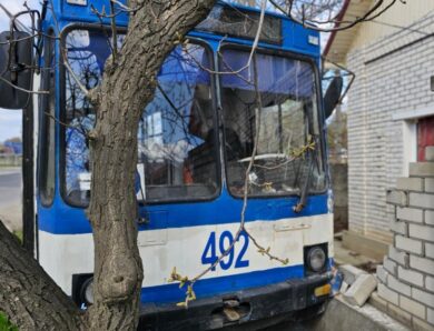 Росіяни атакували з дрона тролейбус у Херсоні