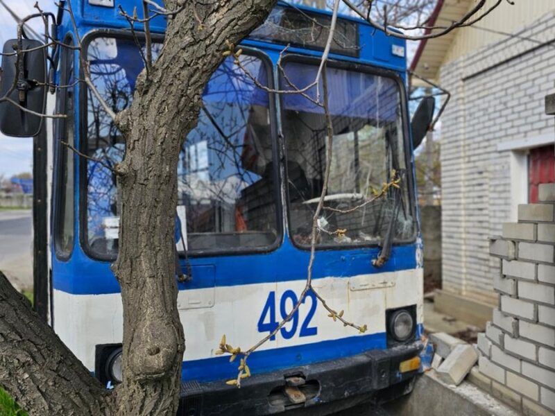 Росіяни атакували з дрона тролейбус у Херсоні