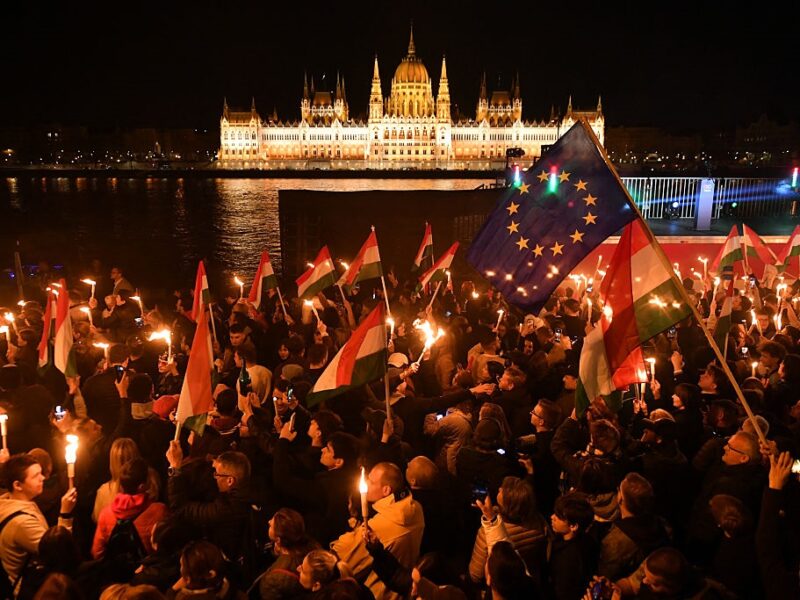 “Росіяни, додому!”. Орбан програв вибори