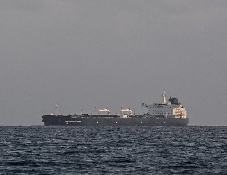 Російський фрегат провів “тіньові” танкери через Ла-Манш
