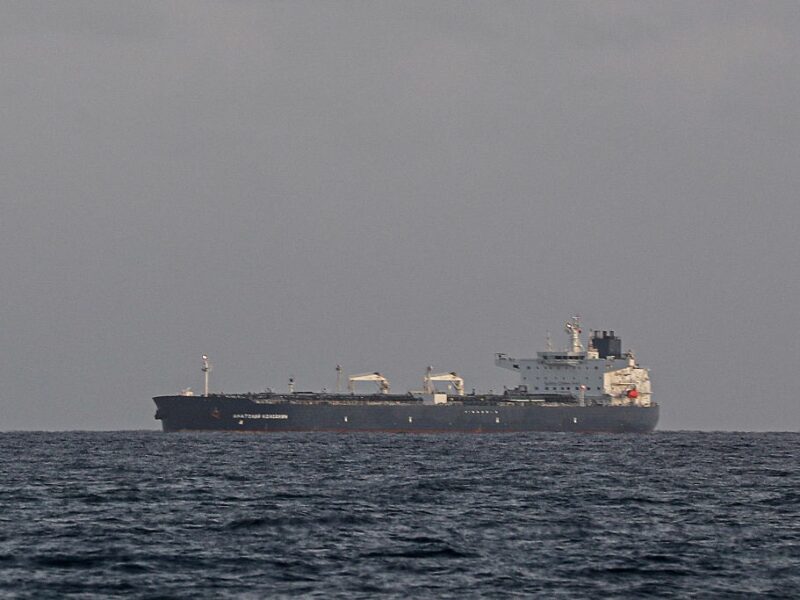 Російський фрегат провів “тіньові” танкери через Ла-Манш
