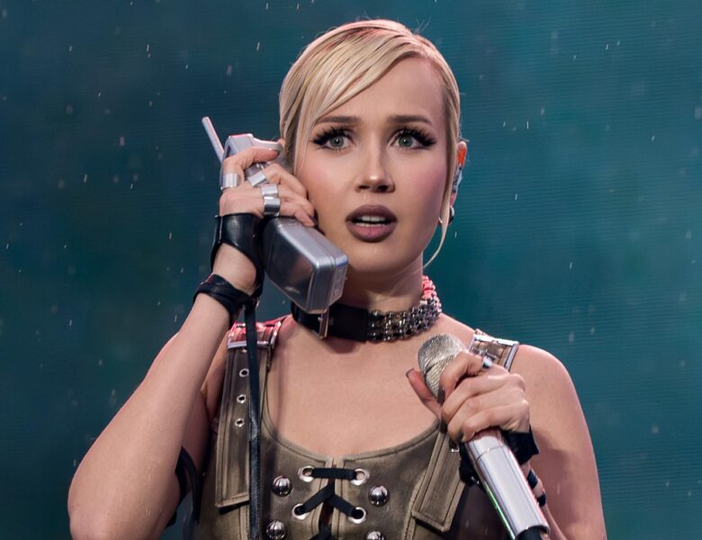 Російській співачці “подякували” за допомогу ЗСУ