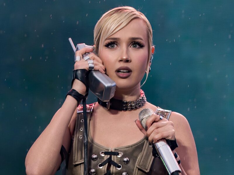 Російській співачці “подякували” за допомогу ЗСУ