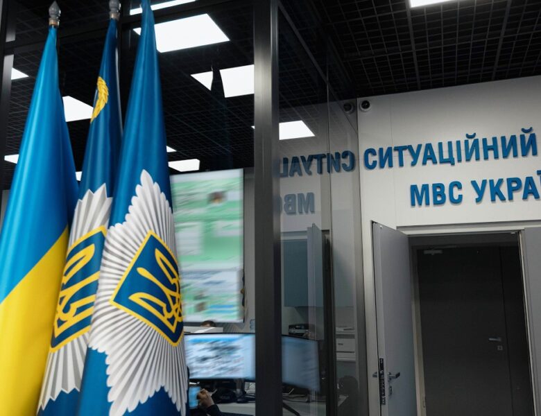 Олена Зеленська відвідала комунікаційний центр Служби 112 та Ситуаційний центр МВС