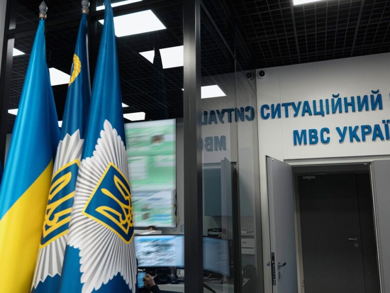 Олена Зеленська відвідала комунікаційний центр Служби 112 та Ситуаційний центр МВС