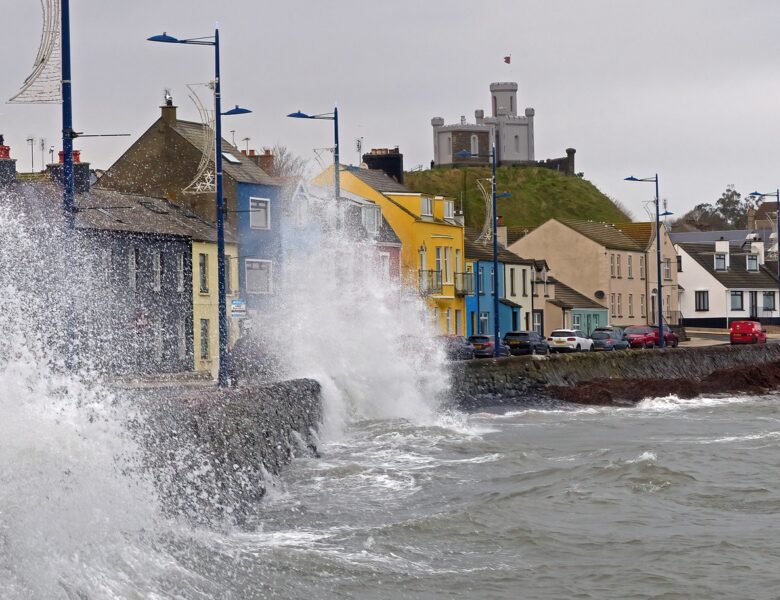 Шторм Дейв залишив тисячі домівок в Ірландії без світла