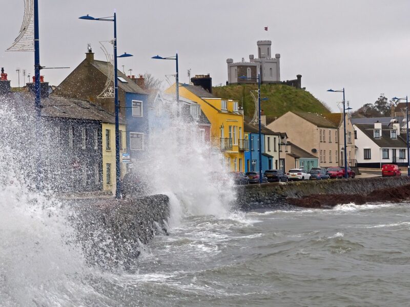 Шторм Дейв залишив тисячі домівок в Ірландії без світла