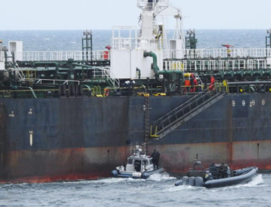 Швеція затримала підсанкційний танкер через розлив нафти