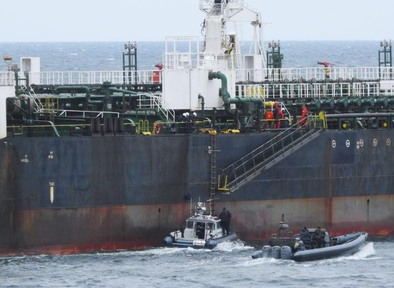 Швеція затримала підсанкційний танкер через розлив нафти