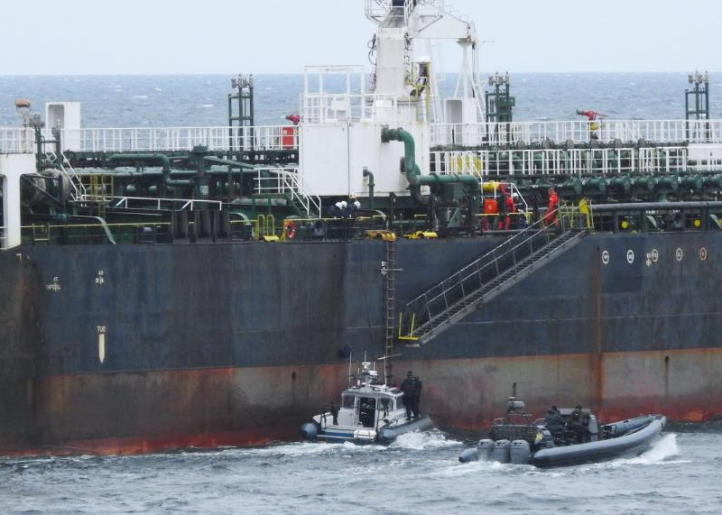 Швеція затримала підсанкційний танкер через розлив нафти