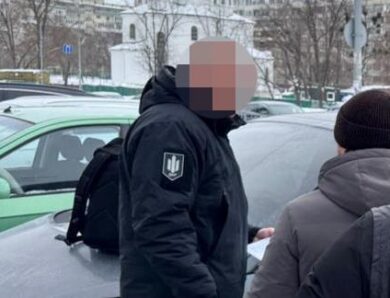 Судитимуть посадовця, який отримав хабар посилкою