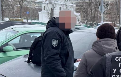 Судитимуть посадовця, який отримав хабар посилкою