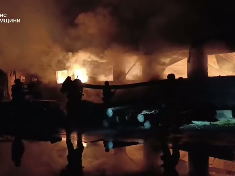 На Сумщині рятувальники ліквідували масштабну пожежу, спричинену російською атакою