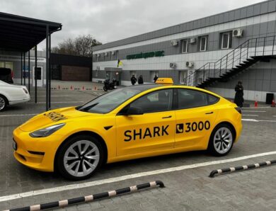 Таксі Tesla плутаються у маршрутах і висаджують пасажирів на швидкості