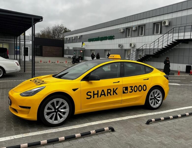 Таксі Tesla плутаються у маршрутах і висаджують пасажирів на швидкості