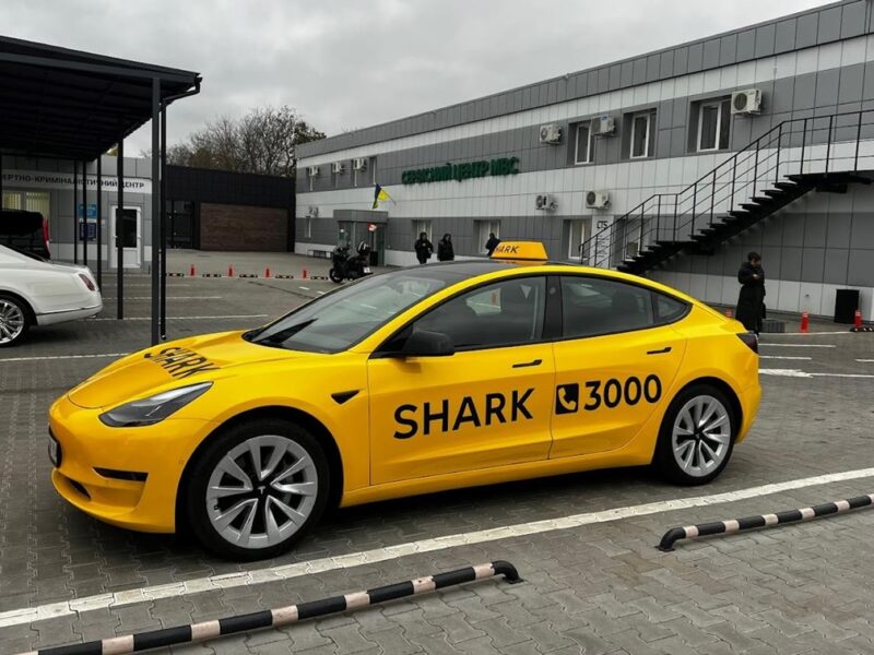 Таксі Tesla плутаються у маршрутах і висаджують пасажирів на швидкості