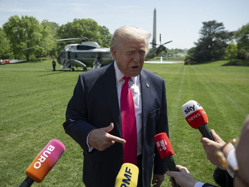 Трамп показав дивне фото, яким прикрасив Білий дім