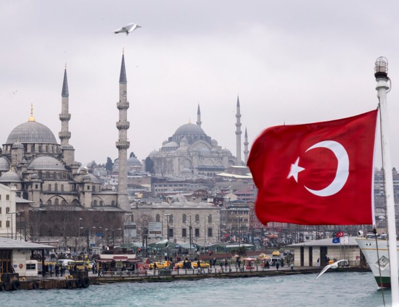 Туреччина намагається вивести з Ормузької протоки 11 суден