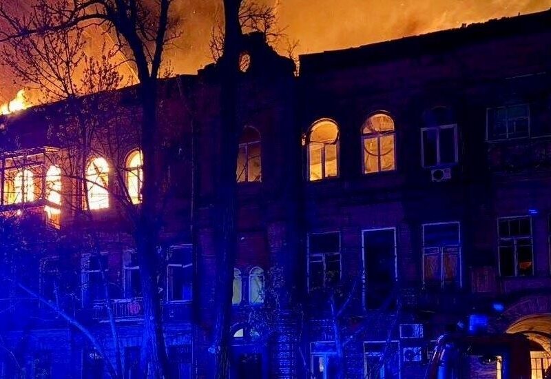 У Дніпрі після атаки палають житлові будинки