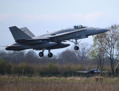 У Фінляндії покарають курсантів ВПС за фігури пенісів у небі