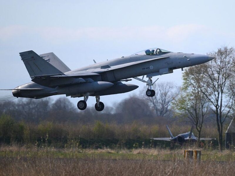 У Фінляндії покарають курсантів ВПС за фігури пенісів у небі