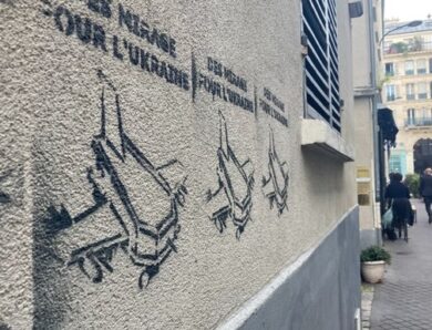 У Франції оголосили вироки групі молдаван за “українські” графіті з трунами