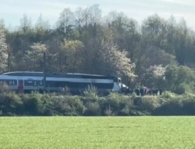 У Франції потяг зіткнувся з військовим конвоєм, є жертва та 27 поранених