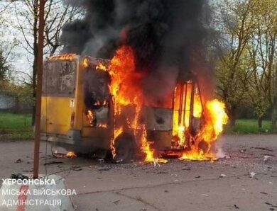 У Херсоні через атаку дрона РФ згоріла маршрутка