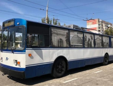 У Херсоні через обстріл РФ не працюють тролейбуси