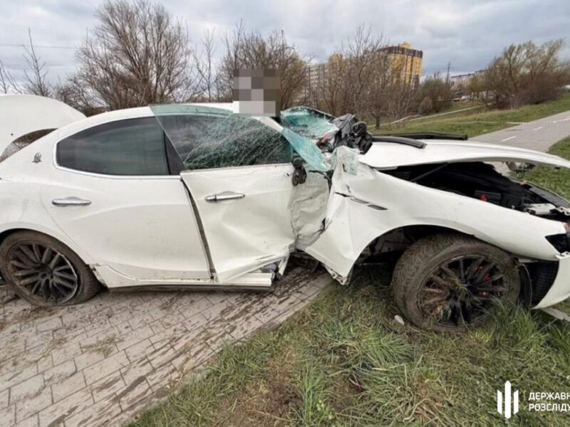 У Хмельницькому п’яний, у розшуку і без прав військовий скоїв ДТП