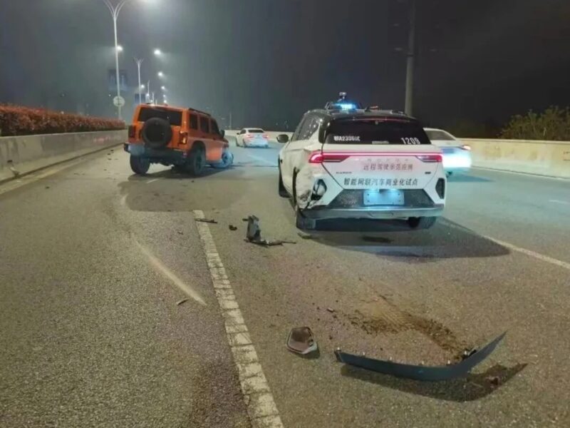 У Китаї сотні безпілотних таксі “замерли” посеред трас