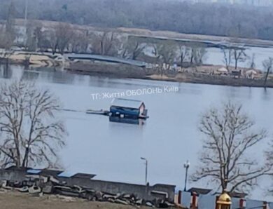 У Києві помітили плаваючий будинок