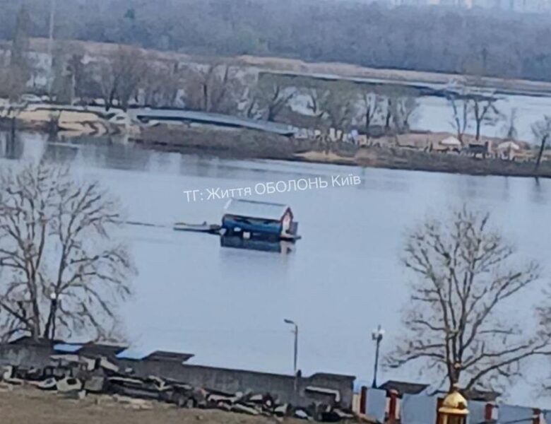 У Києві помітили плаваючий будинок